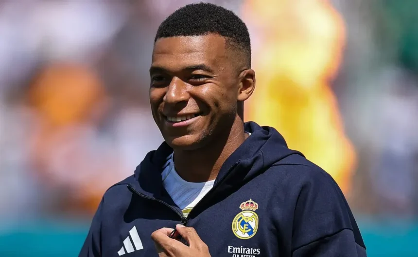 Kylian Mbappé reacts to PSG’s Champions League win over Barcelona with 6-word message for Hakimi