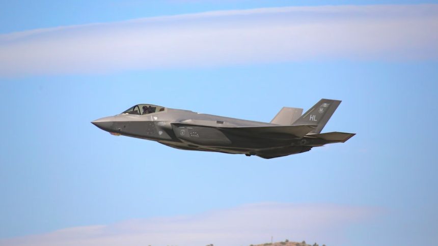 F35 fighter jet flying throuhg the sky
