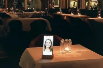 An image of a character with a spray paint can in GTA Online.